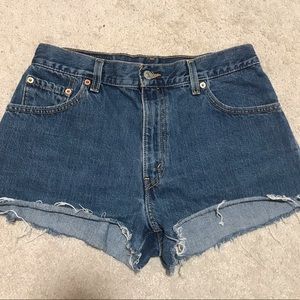Dark Wash Cutoff Levi’s Jean Shorts